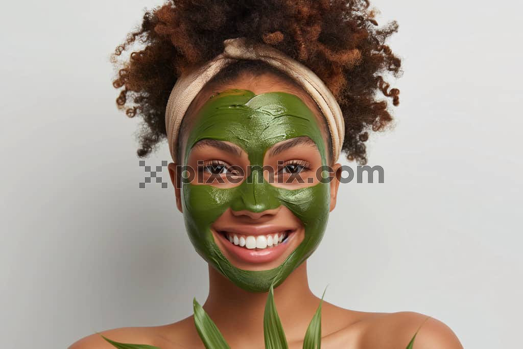 A image with a beautiful woman with facemask, smiling brightly.